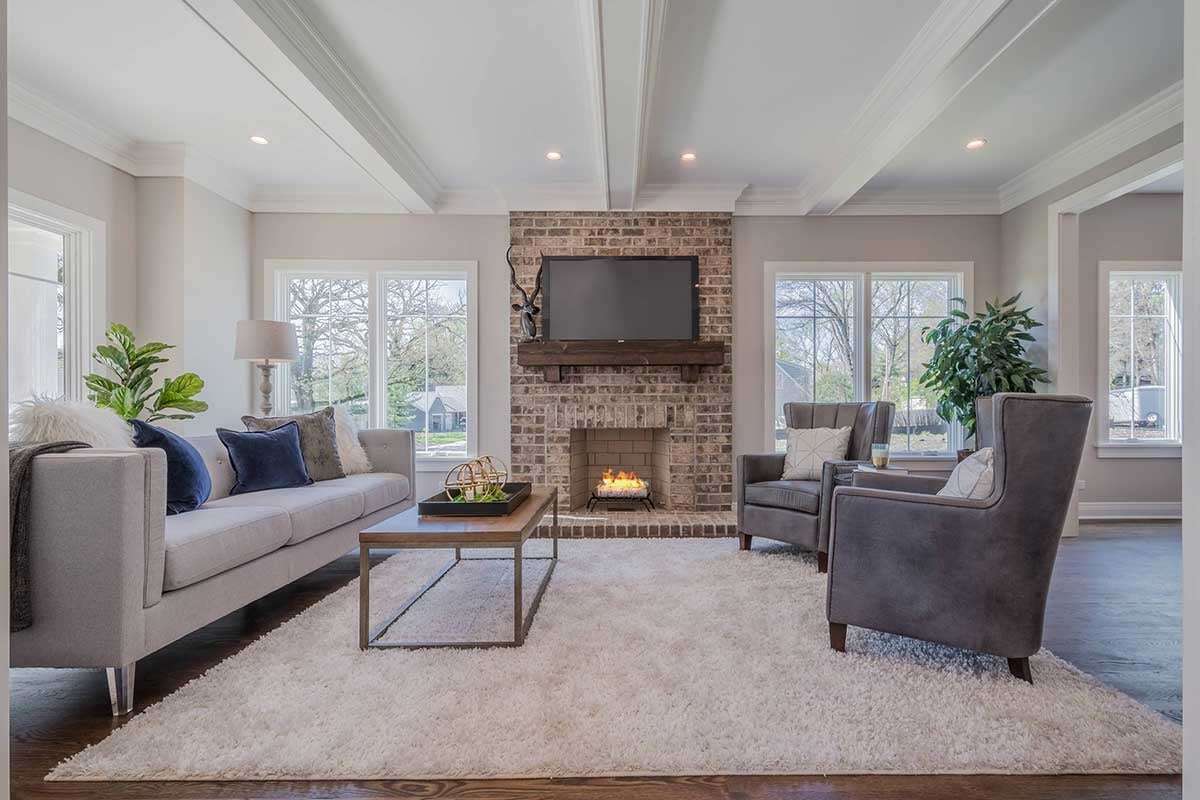 Living room with a 3-seater sofa, 2 armchairs and a brick fireplace - River Lane 4